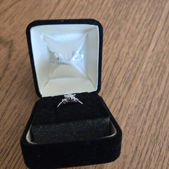 Zales 10k diamond white gold ring - Picture 15 of 17